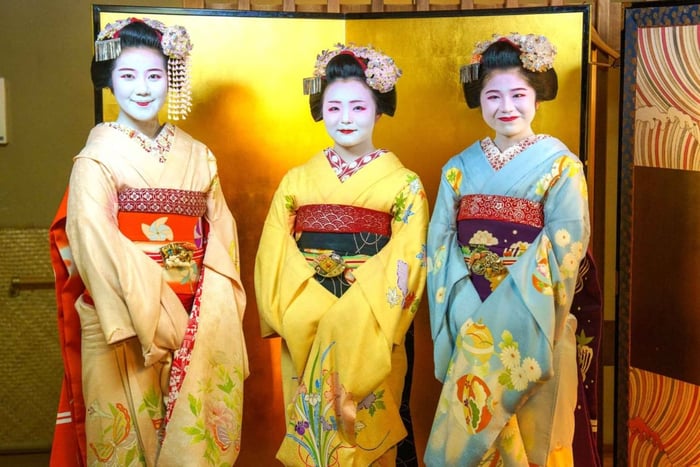 Tokyo : rencontre avec des geishas, spectacle, jeux et photos à Shinjuku
