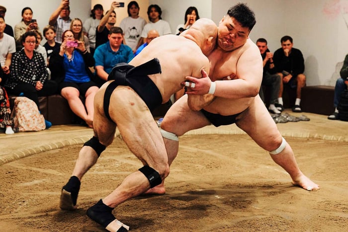 spettacolo di sumo a Ginza con sfida di sumo