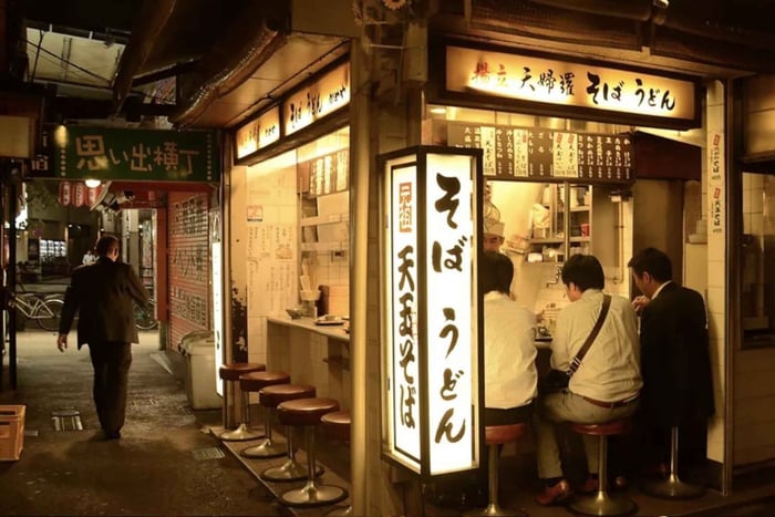 Izakaya-rundtur i Shinjuku med mad og drikkevarer