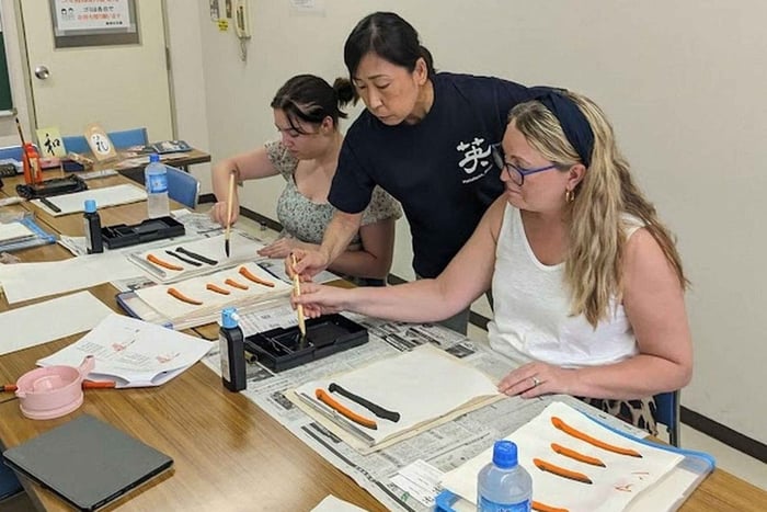 Tokyo: Calligraphy Class and Walking Tour