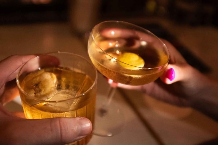 Tokyo: Ebisu Cocktail Bar Tour with Drinks and Snacks