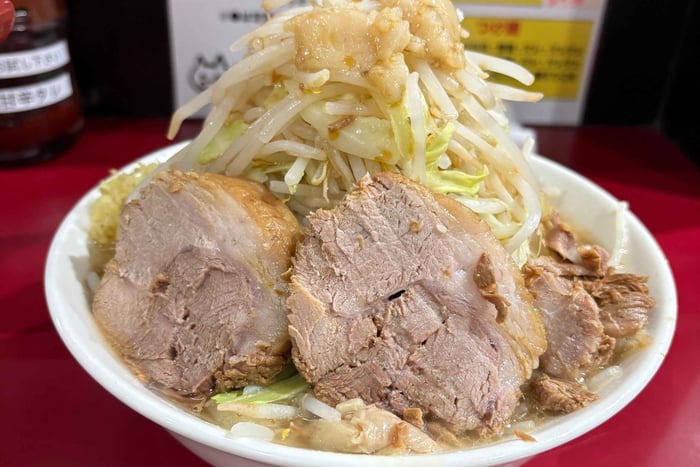 Tokyo: Local Jiro Style Ramen Shop Tour with Guide