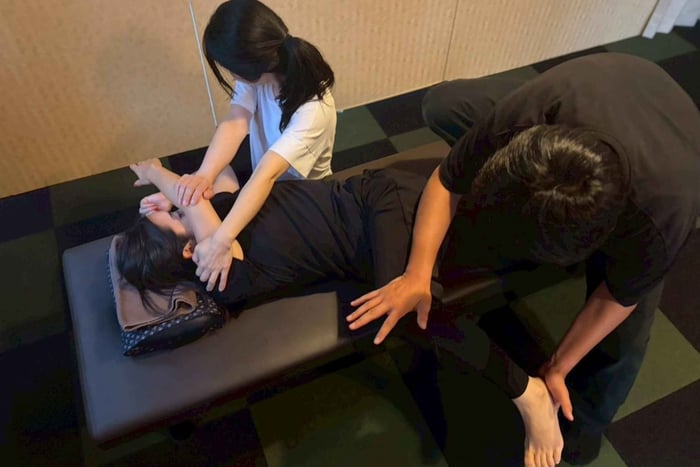 Tokyo: Ninja-Style Stretch Coordinated by 2 Physiotherapists