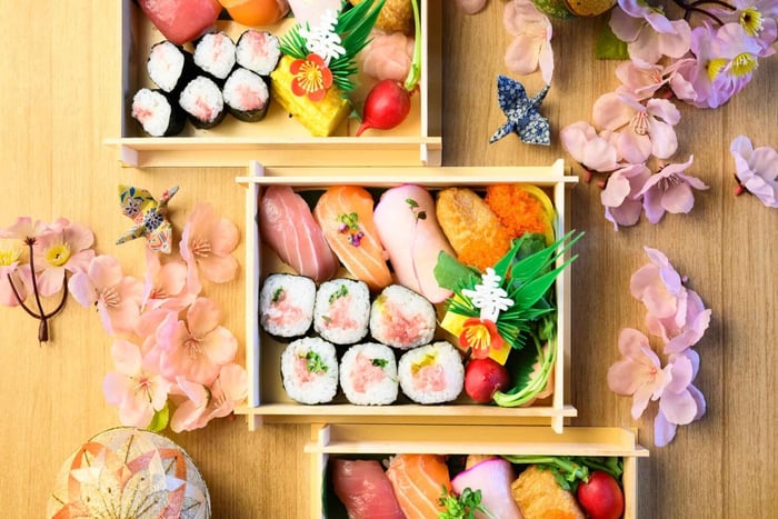 Wycieczka z przewodnikiem po targu rybnym Tsukiji i lekcja przygotowywania sushi