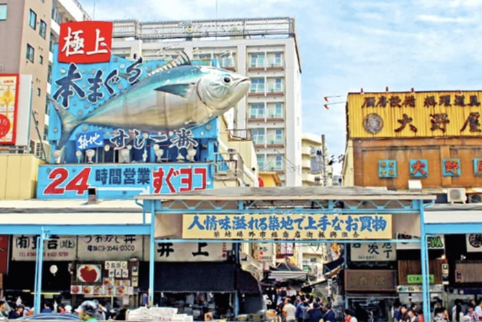 Tsukiji Fish Market Walking Tour with Local Guide