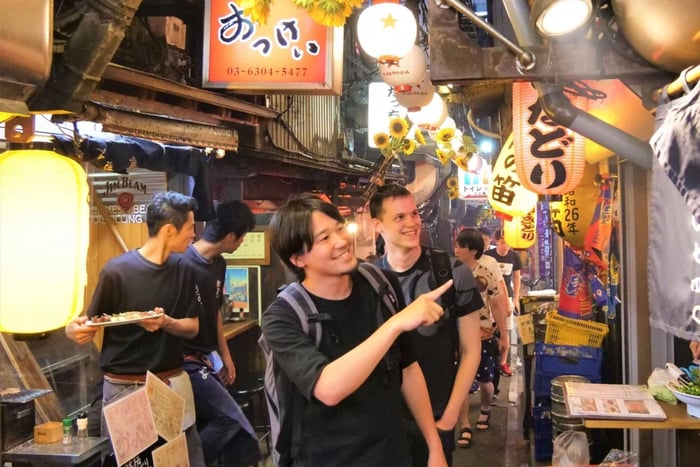 Tokio: Bar-Hopping in Shinjuku mit unbegrenzten Getränken und Abendessen