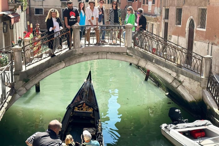 From Train Station to Rialto Guided Walking Tour