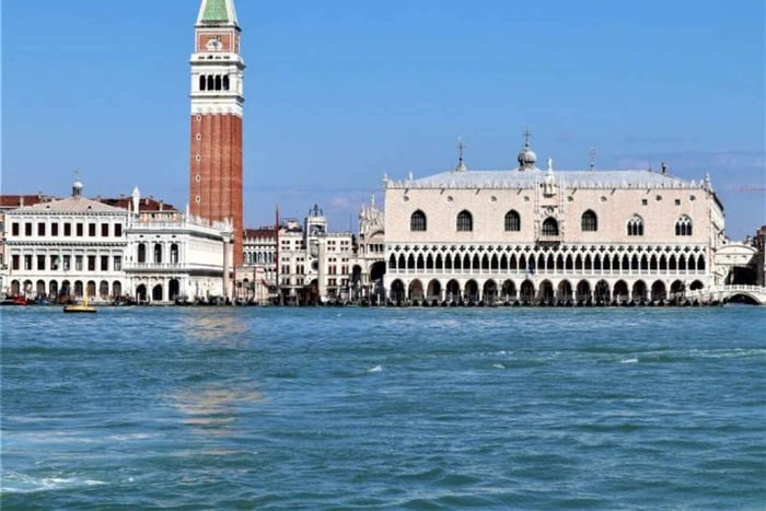 From Venice: Murano, Burano on the Boat with stops