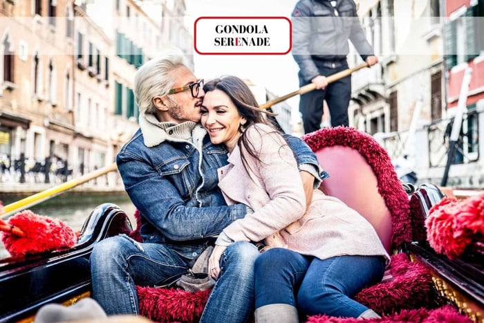 Venise : Promenade en gondole avec sérénade et dîner romantique