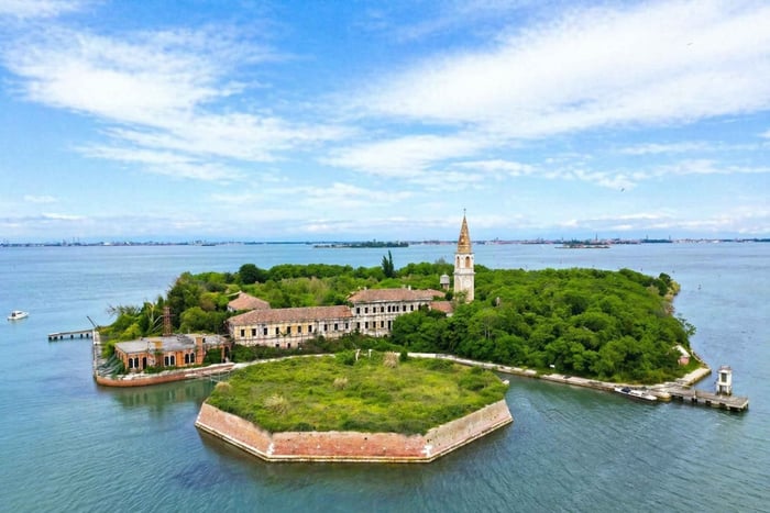 Guided boat tour of the southern lagoon with a swim stop and aperitif