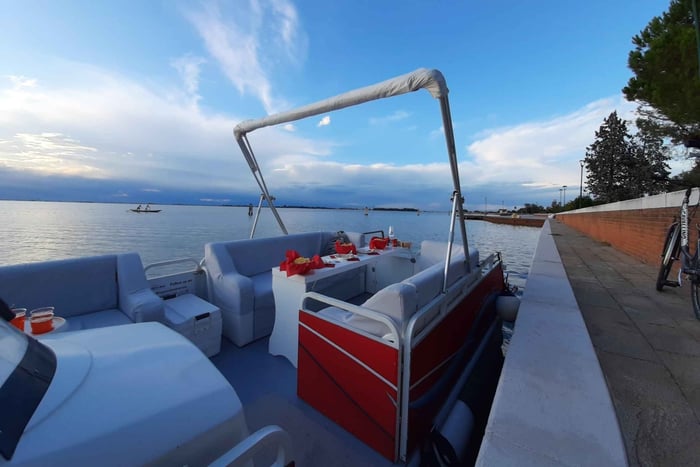 Venezia: crociera privata al tramonto nella Laguna Nord con aperitivo