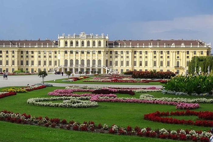 Schönbrunn Grand Tour : Private Skip-the-Line Walking Tour