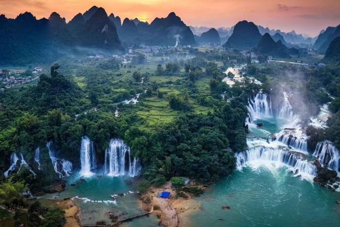 Crossing: Ban Gioc Waterfall, Cave & Mat Than 2-Day Tour