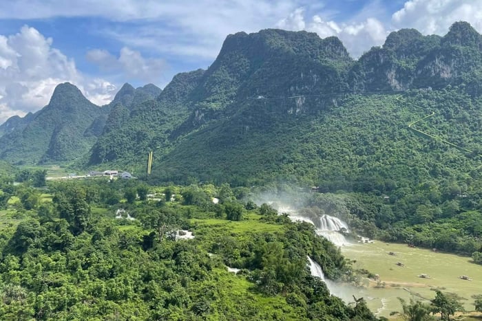 From Hanoi: Ban Gioc Waterfall and Tiger Cave 2-day Tour