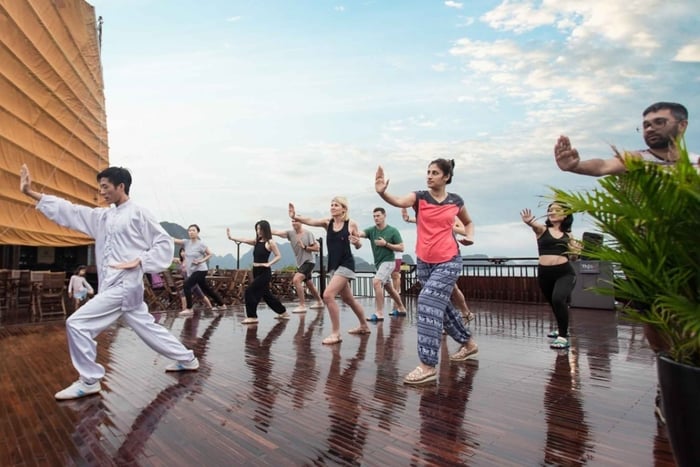 Ha Long Bay: 2-Day Overnight Cruise with City Tour