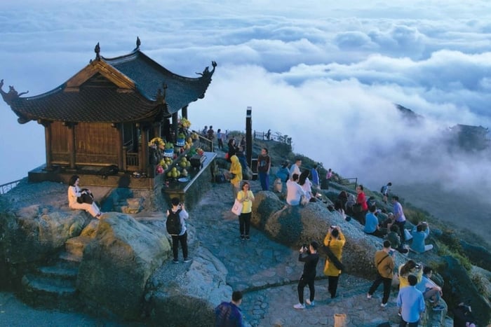 Ha Long: Yen Tu Mountain & Ba Vang Pagoda Spiritual Day Trip