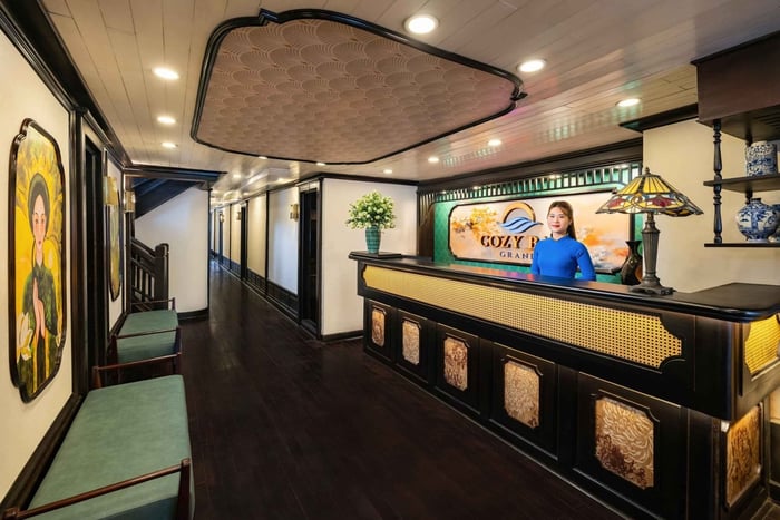Hanoi: Cozy Halong Bay Overnight Cruise with Meals