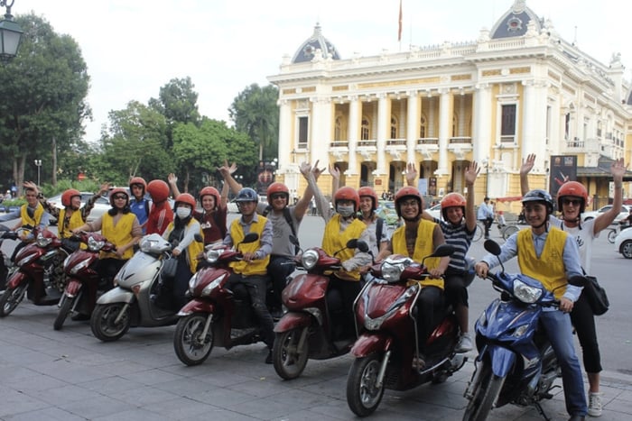 Hanoi: Food and Sightseeing Motorbike Tour with 7 Tastings