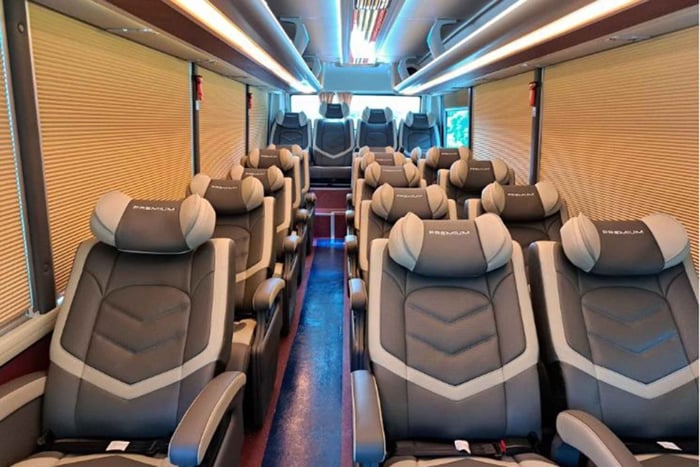Hanoi: trasferimento da/per la Baia di Halong in autobus limousine