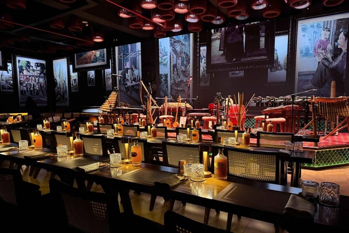 Ho Chi Minh City: Vietnamese Dinner Show with Hotel Pickup