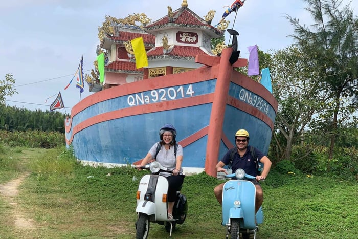 Hoi An : villages d'artisans privés et sortie en bateau-panier en Vespa