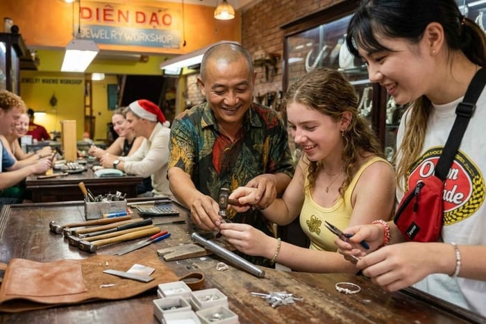 Hoi An: Verksted for laging av sølvring med en håndverker