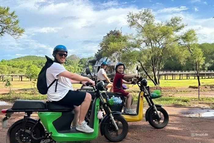 La ciudad imperial de Hue y el parque acuático abandonado en scooter eléctrico