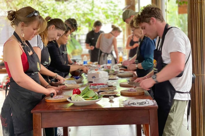 Market Tour, Basket Boat Ride & Cooking Class by Hangcoconut
