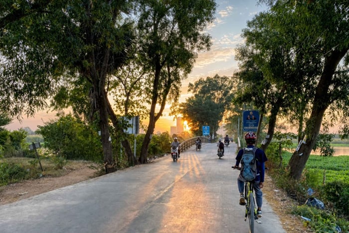 Phnom Penh: Silk Island Bicycle Tour with Lunch / Dinner