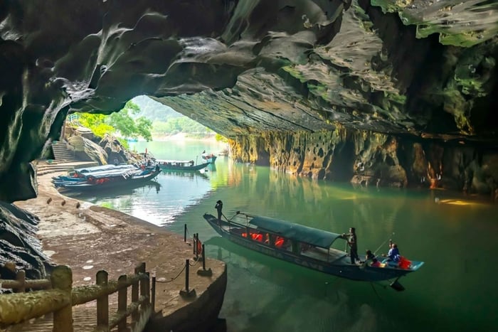 Grotta di Phong Nha e Grotta del Paradiso: tour guidato in barca ed esplorazione