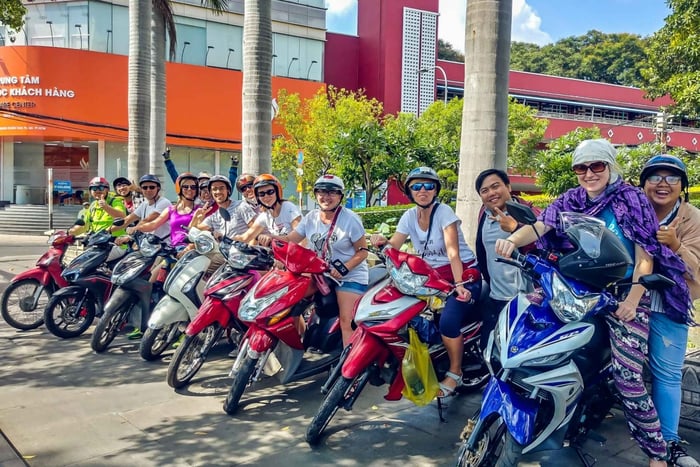 Ontdek de lokale bezienswaardigheden en cultuur van Saigon op de motor