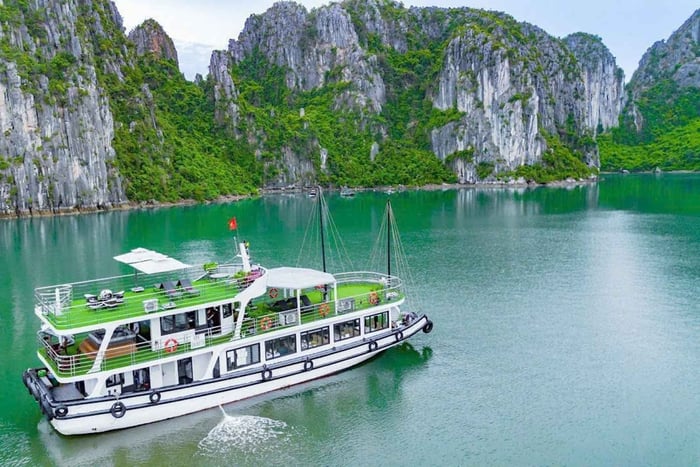 Ha Long Bay: Private Boat Tour with Guide