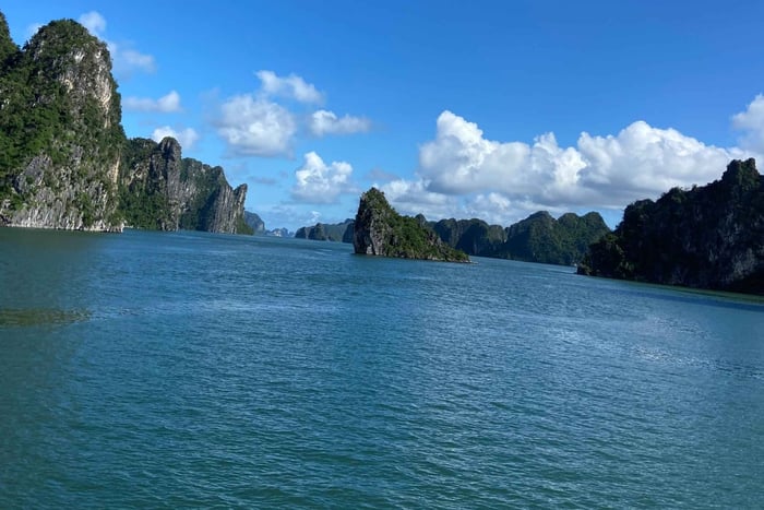 Halong Bay Shore Excursion: 5-Hour Cruise with Lunch