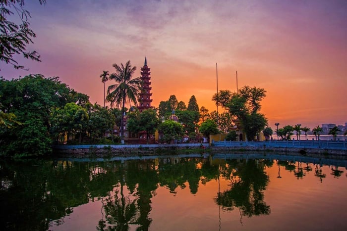 Hanoi Bronze Casting Village, Tran Quoc Pagoda, Train Street