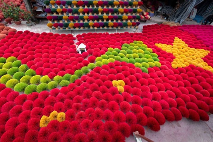 Hanoi: Lacquerware & Votive Paper Villages Or Incense & Hat