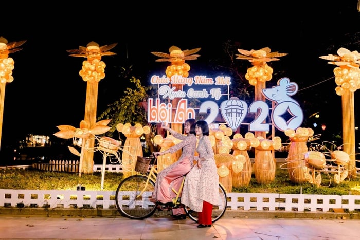 Hoi An: Hoai River Lantern Boat Ride with Spa Discount