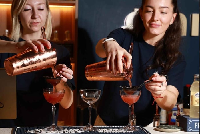 Mesterkurs i cocktailblanding: Lag 3 gin-drinker på en ginbar i Warszawa
