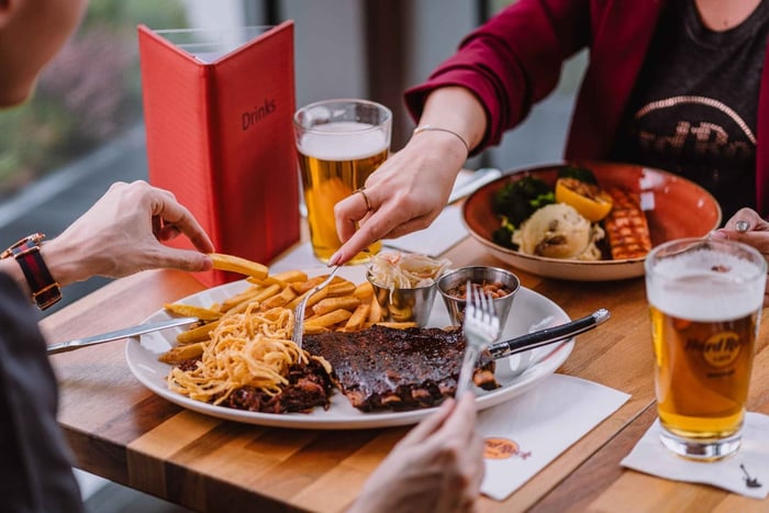Warszawa: Frokost eller middag på Hard Rock Cafe med Skip the Line