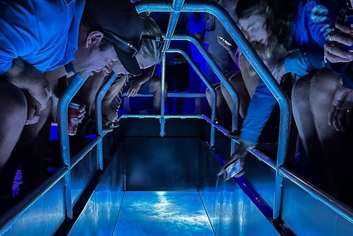 Airlie Beach: Passeio noturno em um barco com fundo de vidro