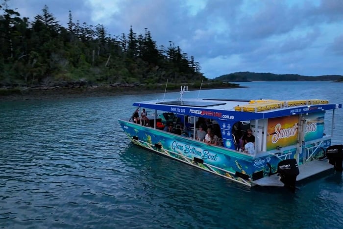 Airlie Beach: Airlielie Beach Beach: Glass-Bottom Boat Tour