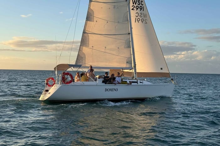 Airlie Beach: Whitsunday-segelutflykt med lunch och dryck