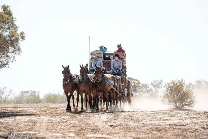 Longreach: rij in een historische postkoets op een bush-track