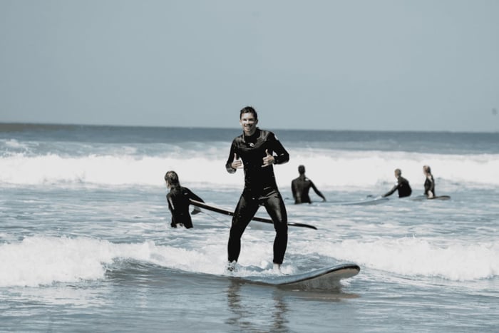 Surfskolan Ocean Beach med storvågssurfaren Lance Maxwell