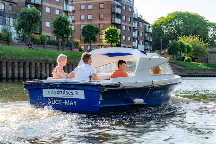 York: Zelf-Steerboot Verhuur