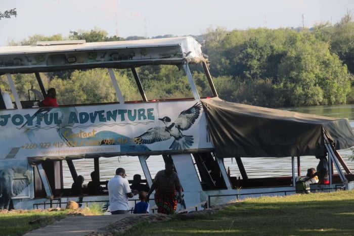 Livingstone : observation de rhinocéros, visite d'un village et croisière sur le Zambèze