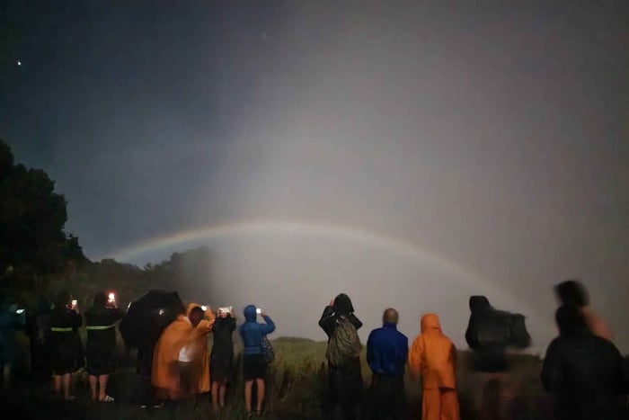 Arco-íris lunar: Caminhada noturna guiada pelas Cataratas de Vitória (Zâmbia)
