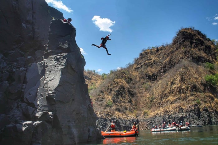 Victoria Falls : Rafting sur le fleuve Zambèze et dîner dans les gorges au coucher du soleil