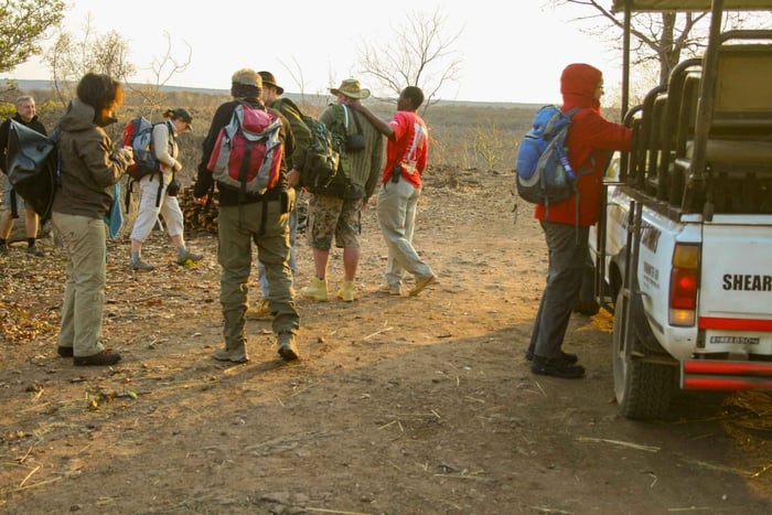 Au départ de Victoria Falls : Randonnée à Batoka et visite du village de Ndebele
