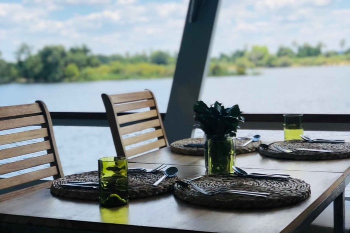 Dinerrondvaart bij zonsondergang op de rivier de Zambezi