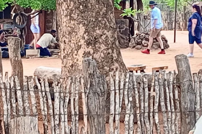Victoria Falls: Monde Village Guided Tour with Local Food